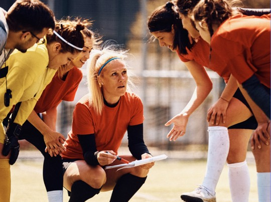 Esqui esportiu femení discutint estratègia al camp