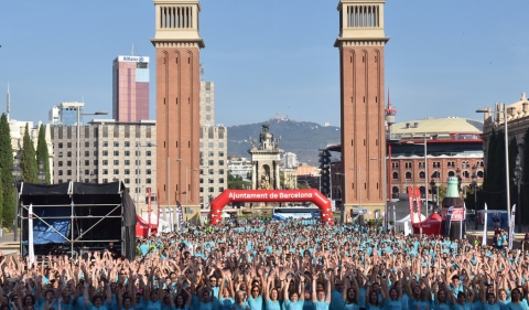Vista de l'av. Maria Cristina plena de persones saludant abans d'una competició