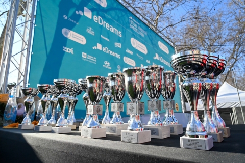 Taula amb els trofeus d'una competició preparats