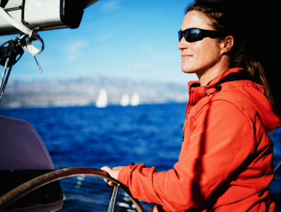 Dona al timó d'un vaixell