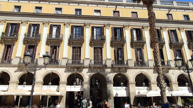 Façanes de la plaça Reial