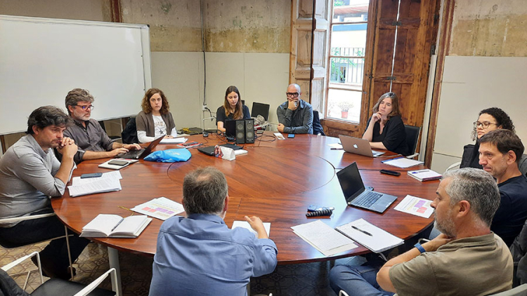 Reunió a la sala del Consell Municipal de Cooperació Internacional