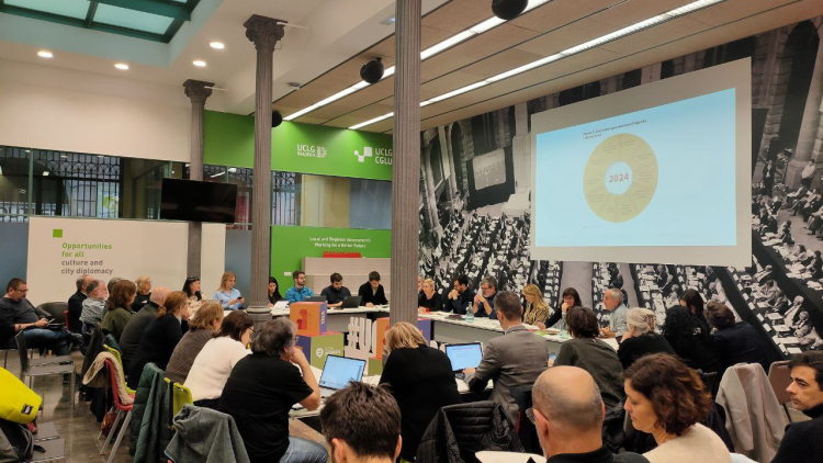 Reunió a la sala del Consell Municipal de Cooperació Internacional