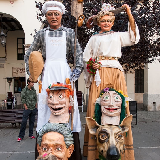 Gegantons de la Trinitat Vella amb d'altres figures d'imatgeria festiva a l'exterior