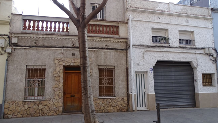 Façana de la casa del carrer de l'Estadella, 18 de Barcelona