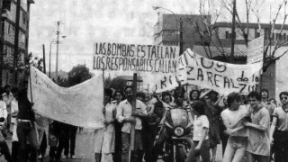 Fotografía en blanco y negro de una manifestación