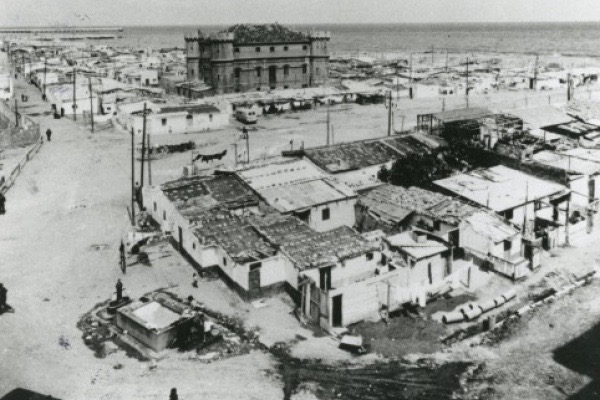 Barraques del Camp de la Bota amb el castell al fons 1950 aprox desconegut.