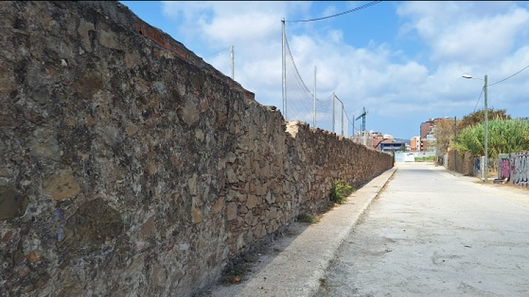 El característico muro de peedra de la riera de Horta