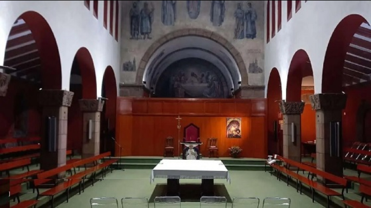 La nau i l'altar de la parròquia de les santes Juliana i Semproniana