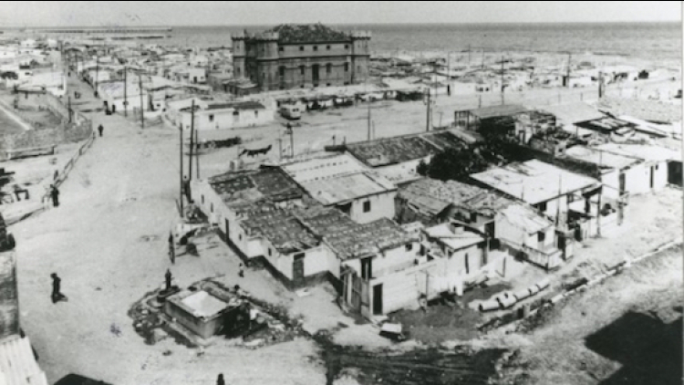 Barraques del Camp de la Bota amb el castell al fons 1950 aprox desconegut.