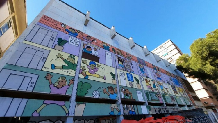 La façana de l'antic cinema Pere IV, amb el mural de Kamil Escruela