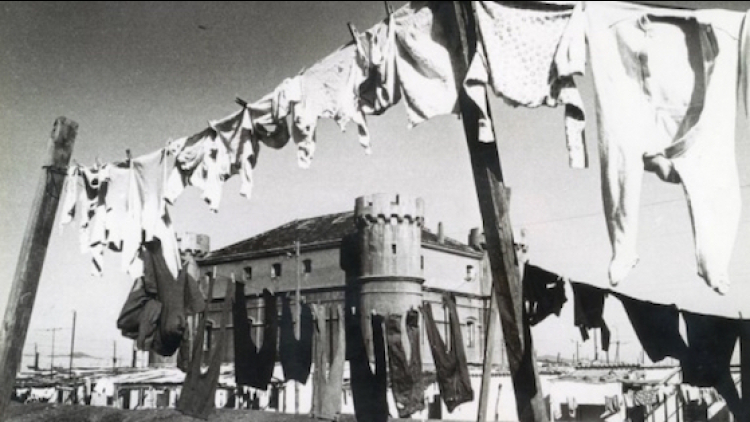 Castell del Camp de la Bota amb roba estesa de les barraques abans existentes. 1950 aprox.