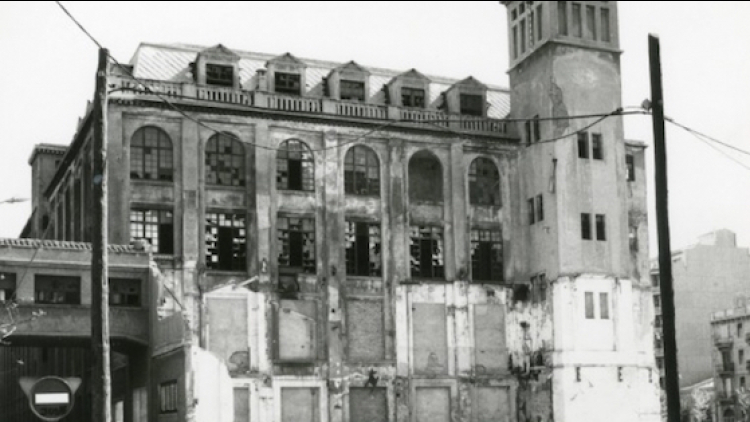 Perspectiva del cuerpo lateral de la antigua fábrica téxtil Càtex que cerró en 1978. Una vez rehabilitado se ha convertido en el Centro Cívico del Poblenou "Can Felipa". s/d (aprox. 1980- 1990)