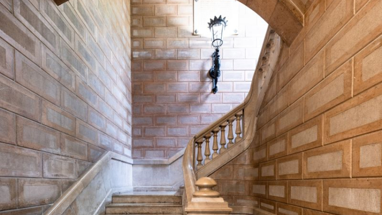 Escalinata interior de la seu del Districte de Sant Martí