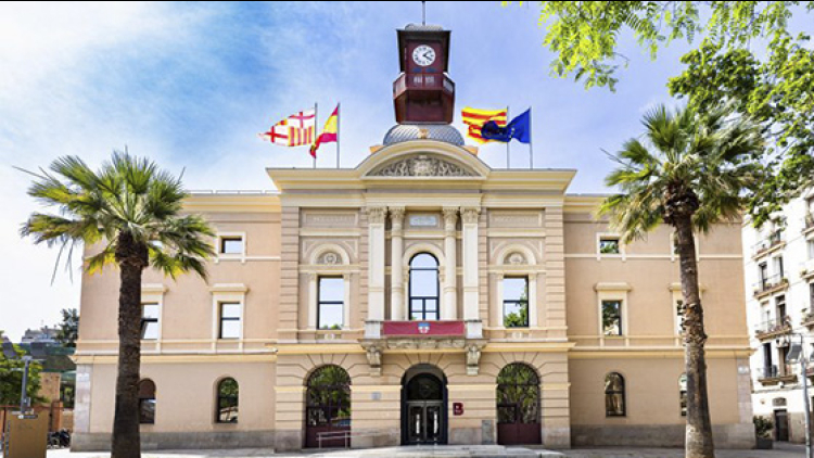 Façana de la seu del Districte de Sant Martí