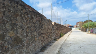 El característico muro de peedra de la riera de Horta