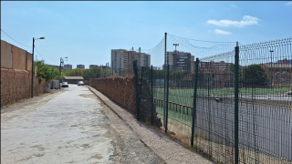 El muro protector de Can Mestres, que se observa al fondo