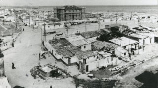 Barracas del Camp de la Bota con el castillo al fondo 1950 aprox.