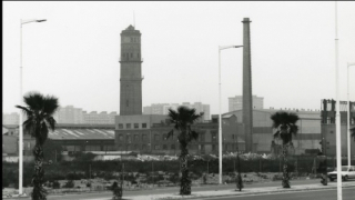 Perspectiva de MACOSA (Material i construcciones SA) empresa destinada a la indústria pesada, principalment material pels ferrocarrils. Va esser fundada pels germans Girona al 1881. La fota està pressa des de l'avinguda del litoral. 1992.