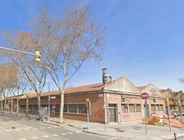 Perspectiva de les naus, a la cruïlla del carrer Santander i la rambla de Prim