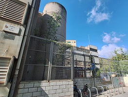 Fachada de la escuela Els Horts, desde la rambla de Prim