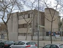 La façana de l'escola Els Horts, des de la rambla de Prim