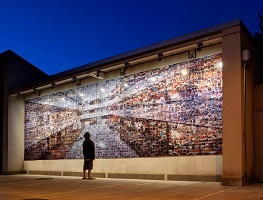 El mural, de noche