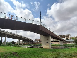 La passera del Molinet actual, amb el pont del mateix nom al fons