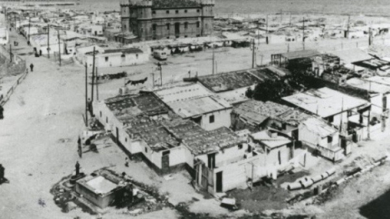 Barracas del Camp de la Bota con el castillo de fondo 1950 aprox desconocido