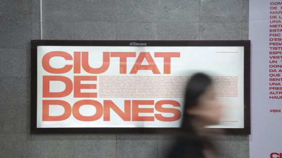 Marquesina horitzontal situada a l'interior de l'estació de metro de Diagonal amb la campanya “Ciutat de dones”