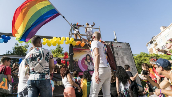 Carroza y bandera LGTBI