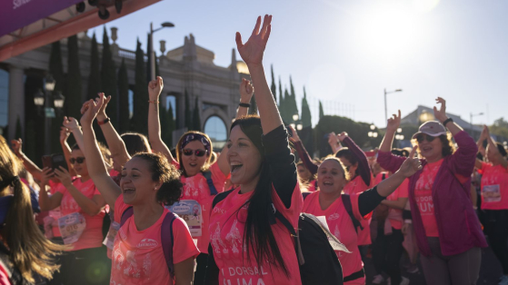 Diverses participants exultants durant la celebració de la Cursa de les Dones del 2022