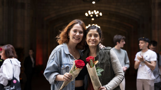 Dues dones mostren les seves roses solidàries comprades a les parades de les entitats situades al pati de l'Ajuntament de Barcelona