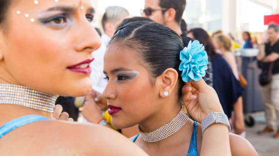 Dos bailarinas en la Fiesta Nacional de Colombia