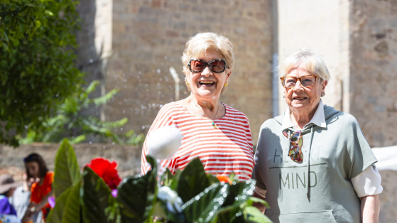 Dos mujeres mayores en la fiesta del Corpus del parque de Sant Martí