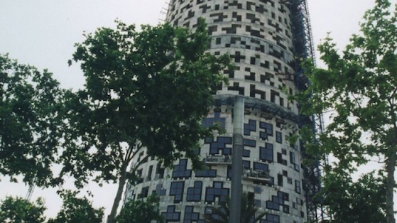 Torre Agbar en construcción 2003.
