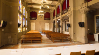 Interior de la sala de bodas civiles del distrito de Sants-Montjuïc