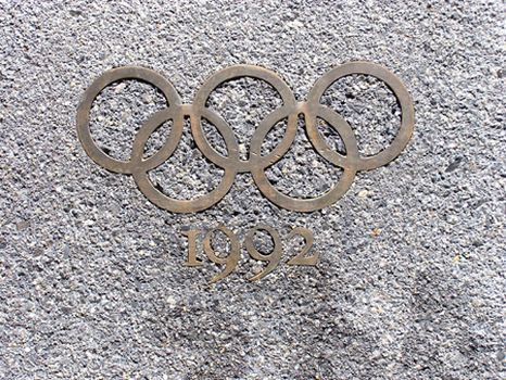 Plano detalle de la fuente conmemorativa de los Juegos Olímpicos de 1992