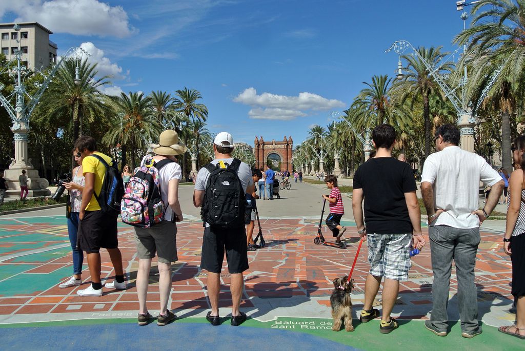 Grup de turistes a l'Arc del Triomf