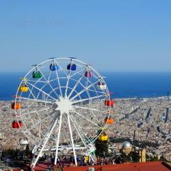 Vista de Barcelona amb la roda del Tibidabo en primer terme