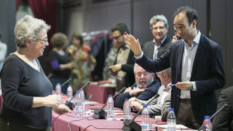 Personal del Consell de Turisme saludant-se