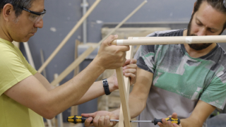 Dos homes munten una peça a l'Ateneu de Fabricació Digital les Corts