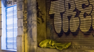 Persona sense llar a un carrer de Barcelona.