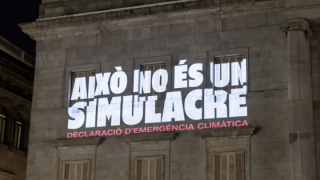 Projecció del lema "Això no és un simulacre" a la façana de l'Ajuntament, amb motiu de la declaració d'emergència climàtica